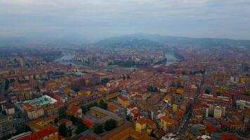 antenn se av verona stad. urban horisont, historisk stad Centrum, röd kaklade tak, veneto område, Italien video