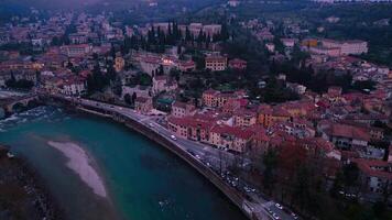 zangão Visão do a romântico cidade do verona às pôr do sol. veneto região, Itália. 11.01.2024 video