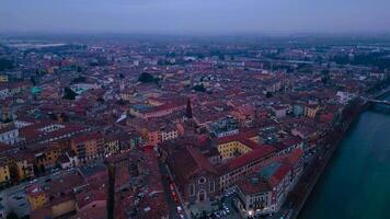 zangão Visão do a romântico cidade do verona às pôr do sol. veneto região, Itália. 11.01.2024 video