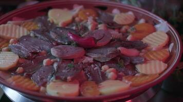 närbild av nationell kazakh maträtt beshbarmak tillverkad av grönsaker video