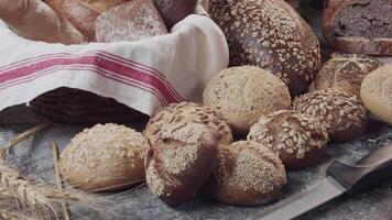 verschillend types van vers gebakken Nederlands brood is Aan de houten tafel video