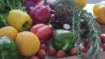 närbild av färsk grönsaker Inklusive röd, grön och gul klocka paprikor video