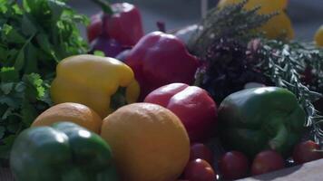 de cerca de Fresco verduras incluso rojo, verde y amarillo campana pimientos video