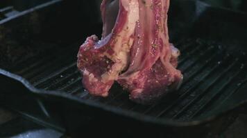 avvicinamento di crudo agnello costolette nel spezie essere gettato verticalmente per il caldo griglia video