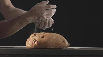 närbild av färsk bakad bröd på de trä- tabell video