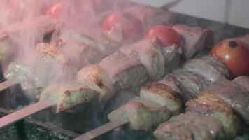 de cerca de aterronado brocheta con tomate y suelo brocheta es A la parrilla en el parrilla video