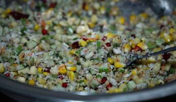 indio estilo mezclado ensalada, Fruta ensalada, maíz vegetales ensalada foto