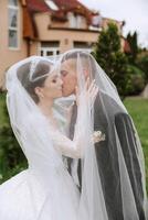 boda. amor y Pareja en jardín para boda. celebracion de ceremonia y compromiso. salvar el fecha. confianza. el novia y novio abarcar. el novio abraza el novia debajo el velo. foto