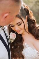 boda. amor y Pareja en jardín para boda. celebracion de ceremonia y compromiso. salvar el fecha. confianza. el novia y novio abarcar. sonrisa y amor. el novio abrazos y Besos el novia. foto