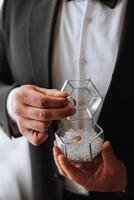 de los hombres accesorios, novio detalles. belleza es en el detalles. preparación para el boda. cuero zapatos. oro Boda anillos arco atar. Boda ramo de flores de flores foto