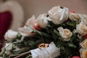 de los hombres accesorios, novio detalles. belleza es en el detalles. preparación para el boda. cuero zapatos. oro Boda anillos arco atar. Boda ramo de flores de flores foto