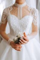 Moda retrato de un hermosa novia en un lujoso Boda vestir con cordón y cristales en un Arábica interior estilo. hermosa novia con un ramo de flores de flores preparación para el Boda ceremonia. foto