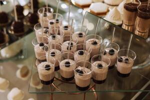 almendra galletas y varios dulce pasteles para un Boda banquete. un delicioso recepción, un lujoso ceremonia. mesa con dulces y postres delicioso vistoso francés postres en un plato o mesa. foto