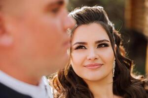 boda. amor y Pareja en jardín para boda. celebracion de ceremonia y compromiso. salvar el fecha. confianza. el novia y novio abarcar. sonrisa y amor. el novio abrazos y Besos el novia. foto