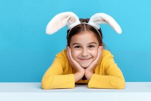 ai generado un linda pequeño niña con orejas es sentado a un blanco mesa en un azul antecedentes. foto