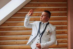 un novio participación Boda anillos en su manos. Boda tradiciones dorado anillos mentira en el palma de un persona. foto