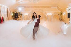 el Boda de el novia y novio en un elegante restaurante con genial ligero y atmósfera. el primero danza de el novia y novio. foto