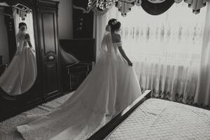 un lujoso novia con un hermosa peinado y un maravilloso vestir es consiguiendo Listo para el Boda ceremonia en el Mañana. Mañana foto de el novia a hogar o en un hotel habitación. profesional constituir.