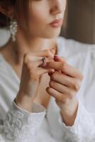 de cerca de un elegante diamante anillo en un mujer dedo con un moderno manicura, luz de sol. amor y Boda concepto. suave y selectivo enfocar. foto