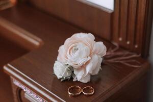 detalles de el novia. belleza es en el detalles. tacones altos nupcial zapatos. oro Boda anillo con un diamante. perfumes pendientes Boda en detalles. foto