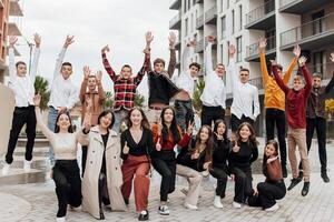 amistad, movimienot, acción, libertad y personas concepto - grupo de contento adolescentes o colegio amigos posando y teniendo divertido al aire libre en antecedentes de hermosa sitio o colega. foto