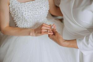 un hermosa y contento madre y su hija, el novia, son en pie siguiente a cada otro. el mejor día para padres. oferta momentos a el boda. foto