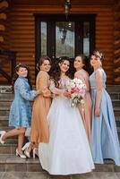 grupo retrato de el novia y damas de honor un novia en un Boda vestir y damas de honor en hermosa vestidos sostener el de la novia ramo de flores en el Boda día. foto