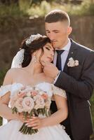 boda. amor y Pareja en jardín para boda. celebracion de ceremonia y compromiso. salvar el fecha. confianza. el novia y novio abarcar. sonrisa y amor. el novio abraza el novia a puesta de sol. foto