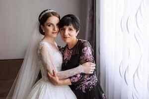 un hermosa y contento madre y su hija, el novia, son en pie siguiente a cada otro. el mejor día para padres. oferta momentos a el boda. foto