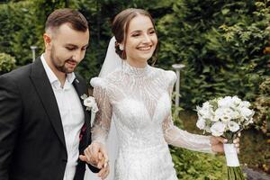 un caminar de hermosa novias en su Boda día en un maravilloso ubicación. en contra el antecedentes de un moderno casa. foto