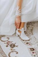 cerca arriba ver de mujer poniendo en zapatos. el novia pone en su Zapatos antes de el Boda ceremonia. detalle de el novia poniendo en su Boda zapatos. Zapatos de el novia para el boda. foto