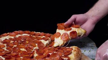 repas temps à pizzeria, homme prise une tranche de le Pizza coup avec très mince profondeur de champ. Cadre. main Couper tranche de Pizza et prendre il, proche en haut, macro tir. Pizza et tranche de Pizza dans main sur le video