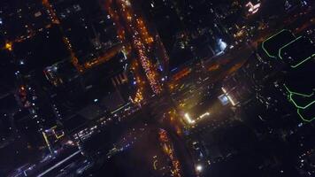 espectacular aéreo ver de victoria puerto, rascacielos y hong kong horizonte a noche. aéreo ver de hong kong ciudad. hong kong ciudad a noche video