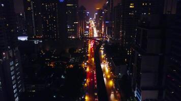 uma maciço rodovia interseção a partir de acima às noite dentro Shinjuku, Tóquio, Japão. aéreo Visão do uma maciço rodovia interseção às noite dentro Shinjuku, Tóquio, Japão. Tóquio Horizonte às noite video