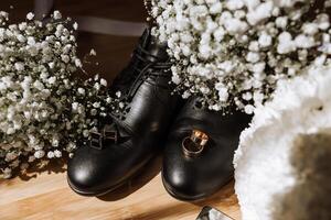 de los hombres accesorios, novio detalles. belleza es en el detalles. preparación para el boda. cuero zapatos. oro Boda anillos arco atar. Boda ramo de flores de flores foto