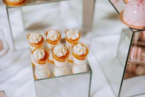 almendra galletas y varios dulce pasteles para un Boda banquete. un delicioso recepción, un lujoso ceremonia. mesa con dulces y postres delicioso vistoso francés postres en un plato o mesa. foto