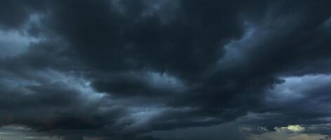 el cielo oscuro con nubes pesadas que convergen y una tormenta violenta antes de la lluvia. cielo y medio ambiente con mal tiempo o de mal humor. emisiones de dióxido de carbono, efecto invernadero, calentamiento global, cambio climático foto