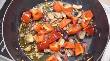 cuisine friture des légumes dans wok. agrafe. chef friture haché blanc oignon. haché en cours friture dans poêle. fumant de la poêle avec friture oignon. des légumes sont frit dans une la poêle video