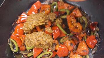 cucinando frittura verdure nel wok. clip. capocuoco frittura tritato bianca cipolla. tritato oning frittura nel padella. cottura a vapore a partire dal padella con frittura cipolla. verdure siamo fritte nel un' padella video