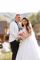 boda. amor y Pareja en jardín para boda. celebracion de ceremonia y compromiso. salvar el fecha. confianza. el novia y novio abarcar. sonrisa y amor. el novio abrazos y Besos el novia. foto