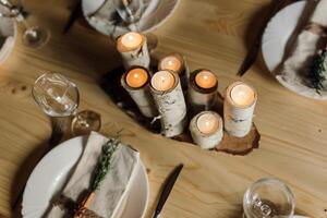 hermosa mesa ajuste y cuchillería en un de madera mesa a un Boda o cena. elegante mesa decoraciones foto