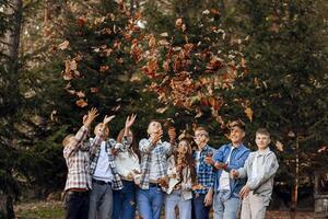 amistad, movimienot, acción, libertad y personas concepto - grupo de contento adolescentes o colegio amigos posando y teniendo divertido al aire libre en contra naturaleza o bosque antecedentes. foto