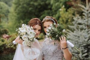 grupo retrato de el novia y damas de honor un novia en un Boda vestir y un dama de honor en un plata vestir sostener un elegante ramo de flores en su Boda día. foto