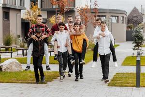 grupo de muchos contento adolescentes vestido en casual ropa teniendo divertido y teniendo divertido cerca colega. concepto de amistad, momentos de felicidad. colegio amistad foto