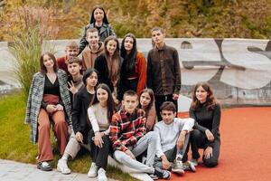 amistad, movimienot, acción, libertad y personas concepto - grupo de contento adolescentes o colegio amigos posando y teniendo divertido al aire libre en antecedentes de hermosa sitio o colega. foto