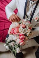 elegante retrato de el novio con un ramo de flores de flores un hombre es preparando para un Boda ceremonia en el Mañana. del novio Mañana. preparación para el del novio Mañana. joven y hermoso novio. foto