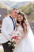 boda. amor y Pareja en jardín para boda. celebracion de ceremonia y compromiso. salvar el fecha. confianza. el novia y novio abarcar. sonrisa y amor. el novio abrazos y Besos el novia. foto