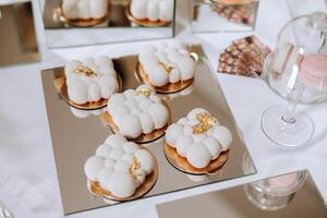 almendra galletas y varios dulce pasteles para un Boda banquete. un delicioso recepción, un lujoso ceremonia. mesa con dulces y postres delicioso vistoso francés postres en un plato o mesa. foto