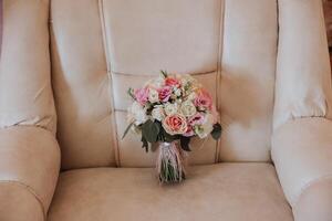 de los hombres accesorios, novio detalles. belleza es en el detalles. preparación para el boda. cuero zapatos. oro Boda anillos arco atar. Boda ramo de flores de flores foto