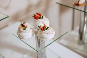 almendra galletas y varios dulce pasteles para un Boda banquete. un delicioso recepción, un lujoso ceremonia. mesa con dulces y postres delicioso vistoso francés postres en un plato o mesa. foto